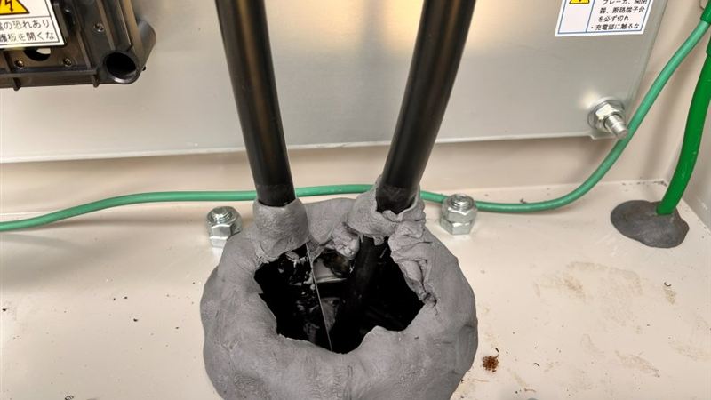 機器の中のケーブル引き込み部